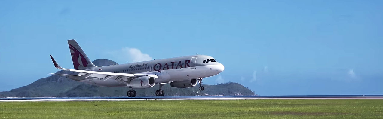 Flugzeug von Qatar Airways bei einer Landung